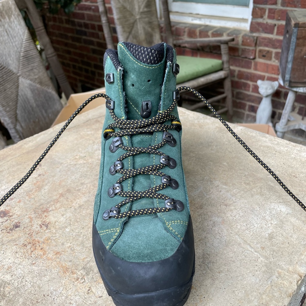 Men’s Lowa Green Suede Hiking Boots with Black Toe Caps - Picture 5 of 16